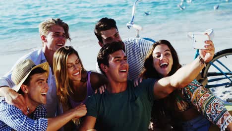 Hombre-Tomando-Selfie-Con-Sus-Amigos-En-La-Playa-4k