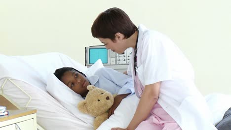 Enfermera-Pendiente-Hablando-Con-Un-Niño-Pequeño.
