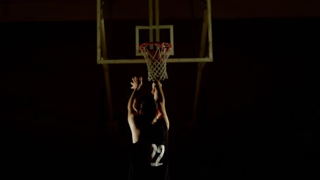 Männlicher-Basketballspieler-Wirft-Basketball-Im-Basketballkorb-4k