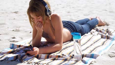 Girl-using-mobile-phone-in-the-beach-4k