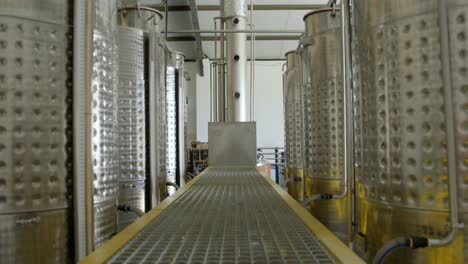 Destillationstanks-In-Der-Fabrik-4k