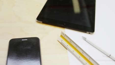 Mobiltelefon,-Digitales-Tablet-Und-Stift-Auf-Einem-Tisch-4k