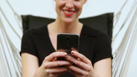 Geschäftsfrau-Benutzt-Mobiltelefon,-Während-Sie-Sich-In-Einer-Hängematte-Entspannt-4k