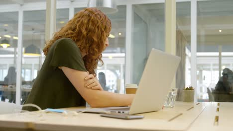 Businesswoman-working-on-laptop-at-desk-4k