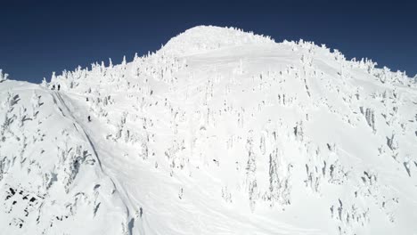 Skifahrer-Skifahren-Auf-Einem-Schneebedeckten-Berg-4k