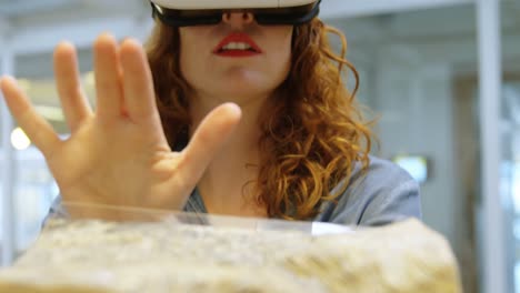 Businesswoman-using-virtual-reality-headset-4k