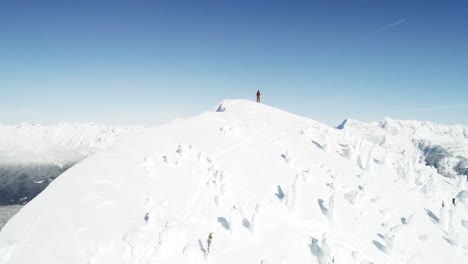 Skifahrer-Steht-Auf-Dem-Gipfel-Eines-Schneebedeckten-Berges-4k