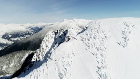 Montaña-Cubierta-De-Nieve-Durante-El-Invierno-4k
