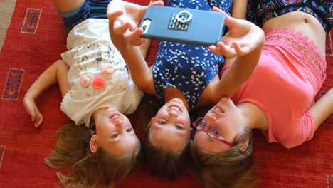 Geschwister-Machen-Selfie-Mit-Mobiltelefon-Im-Wohnzimmer-4k