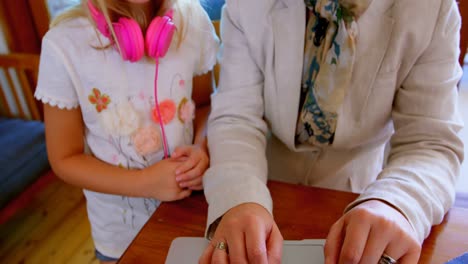 Mutter-Und-Tochter-Interagieren-Miteinander,-Während-Sie-Einen-4K-Laptop-Nutzen