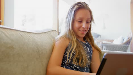 Mädchen-Benutzt-Digitales-Tablet-Im-Wohnzimmer-4k