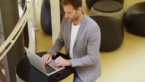 Geschäftsmann-Benutzt-Laptop-Im-Büro-4k