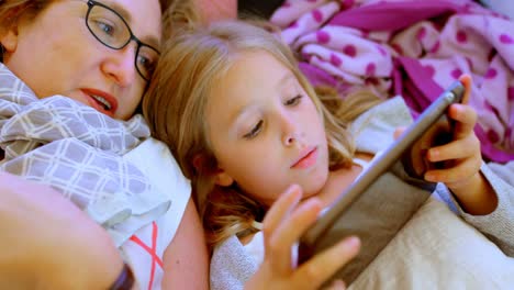 Mutter-Und-Tochter-Nutzen-Digitales-Tablet-Im-Zelt-4K