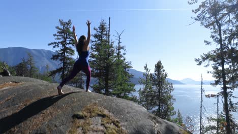 Frau-Macht-Yoga-Auf-Einem-Felsigen-Berg-4k