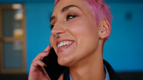 Pink-hair-woman-talking-on-mobile-phone-4k