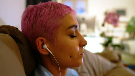 Mujer-Escuchando-Música-Con-Auriculares-En-La-Sala-De-Estar-4k