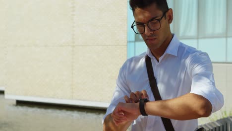 Hombre-Con-Gafas-Usando-Smartwatch-4k