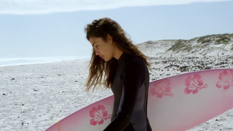 Mujer-Caminando-Por-La-Playa-Con-Tabla-De-Surf-4k