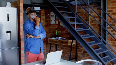 Älterer-Mann-Mit-Virtual-Reality-Headset-In-Der-Küche-4k
