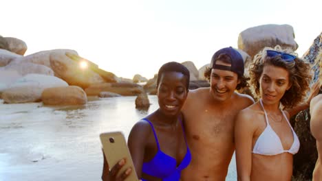 Grupo-De-Amigos-Tomándose-Selfie-Con-Teléfono-Móvil-4k