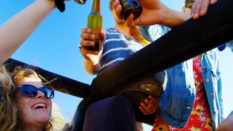 Gruppe-Von-Freunden,-Die-Bierflaschen-Im-Auto-Anstoßen-4K