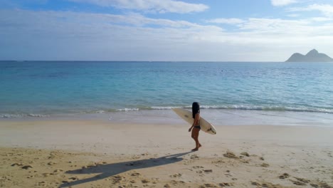 Surfista-Femenina-Con-Tabla-De-Surf-Caminando-En-La-Playa-4k