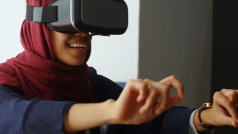 Weibliche-Führungskraft-Mit-Virtual-Reality-Headset-Im-Büro-4k
