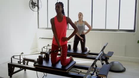 Frauen-Machen-Übungen-Auf-Dem-Rudergerät-4k