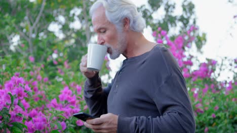 Älterer-Mann,-Der-Kaffee-Trinkt,-Während-Er-Sein-Mobiltelefon-4k-Benutzt