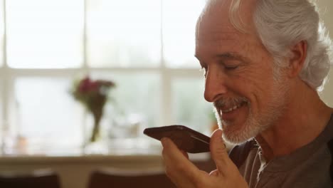 Älterer-Mann,-Der-Zu-Hause-Mit-Dem-Mobiltelefon-4k-Spricht