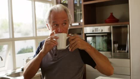 Älterer-Mann-Beim-Kaffee-In-Der-Küche-Zu-Hause-4k
