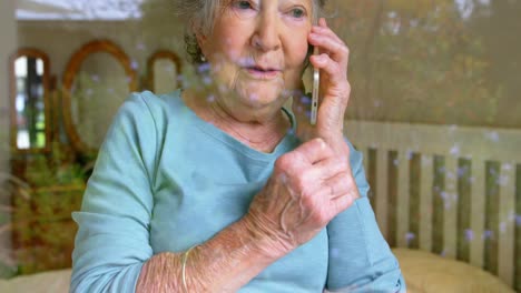 Ältere-Frau,-Die-Auf-Dem-Mobiltelefon-4k-Spricht
