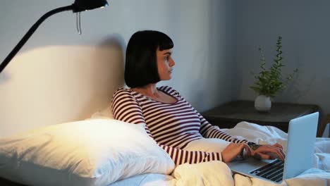 Frau-Benutzt-Laptop-Im-Schlafzimmer-4k