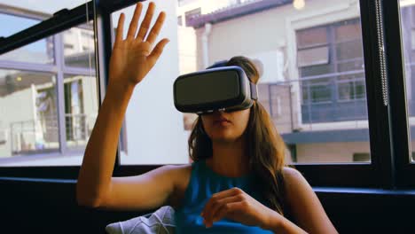 Weibliche-Führungskraft-Mit-Virtual-Reality-Headset-4k