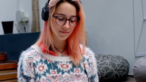 Female-executive-listening-music-on-headphones-4k