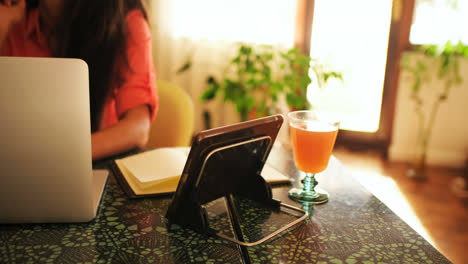 Frau-Benutzt-Laptop-Und-Digitales-Tablet-Zu-Hause-4k