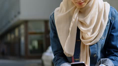 Mujer-Con-Hijab-Usando-Teléfono-Móvil-4k