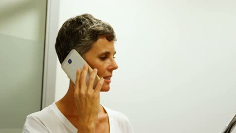 Geschäftsfrau-Spricht-Auf-Mobiltelefon-4k