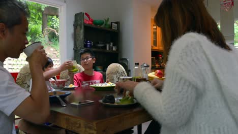 Family-members-having-juice-on-dining-table-4k