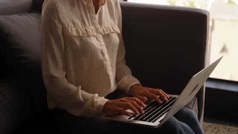 Businesswoman-using-laptop-in-office-4k