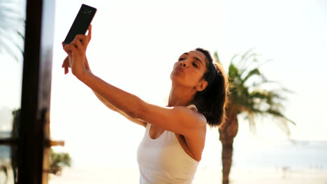 Mujer-Tomando-Selfie-En-Balcón-4k