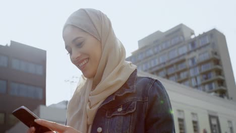 Mujer-Con-Hijab-Usando-Teléfono-Móvil-4k