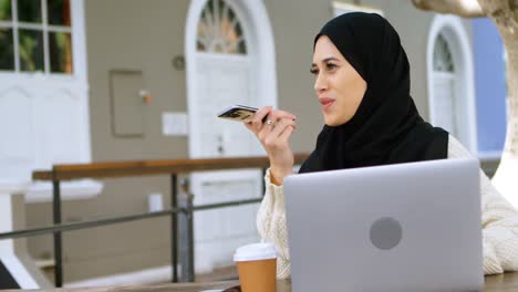 Schöne-Frau-Im-Hijab,-Die-Auf-Dem-Mobiltelefon-4k-Spricht