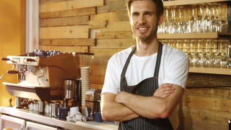 Male-waiter-standing-with-arms-crossed-in-cafe-4k