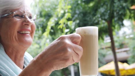Ältere-Frauen-Toasten-Kaffeetasse-Und-Eine-Tasse-Im-Café-4k