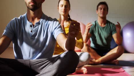 Gruppe-Von-Menschen,-Die-Yoga-4k-Machen