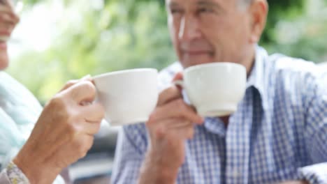 Älteres-Paar-Toastet-Die-Tassen,-Während-Es-Kaffee-4k-Trinkt