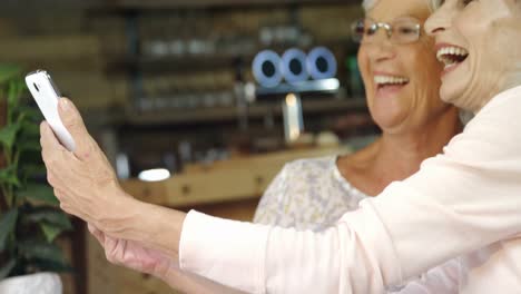 Senior-women-taking-a-selfie-in-the-cafe-4k