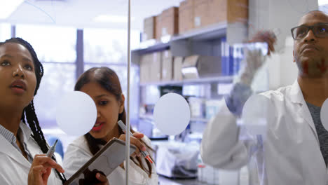 Team-Von-Wissenschaftlern-Diskutiert-Auf-Glaswand-4k