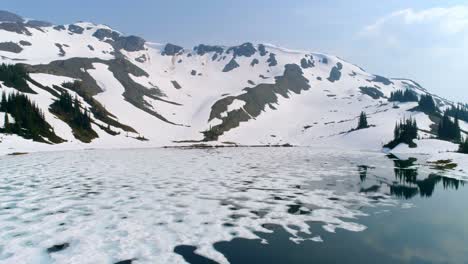 Montañas-Cubiertas-De-Nieve-Y-Hielo-Flotando-En-El-Lago-4k